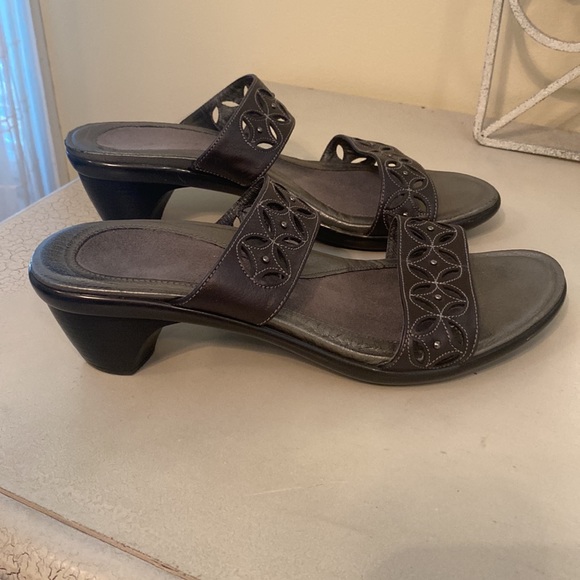 Naot beautiful leather cutout slides. Dark bronze/ brown color. Great condition - Picture 8 of 10
